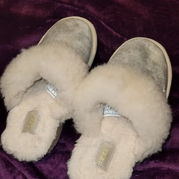 UGG Cozy Gray and Cream Slippers with Sheepskin Lining - Picture 1 of 5